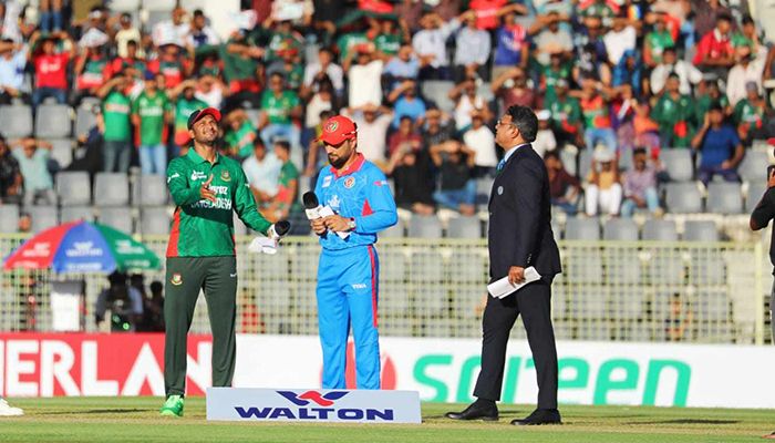 টস করছেন সাকিব আল হাসান ও রশিদ খান। 