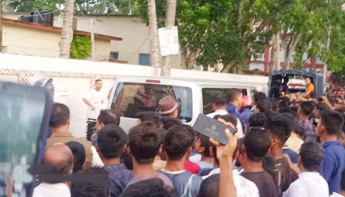 শিক্ষকের মারধরে শিক্ষার্থীর মৃত্যু, স্কুলে ভাঙচুর-বিক্ষোভ