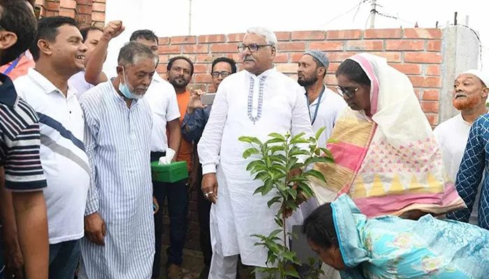 জামায়াত নেতার বাড়িতে ডেপুটি স্পিকারসহ ১৩ এমপি 