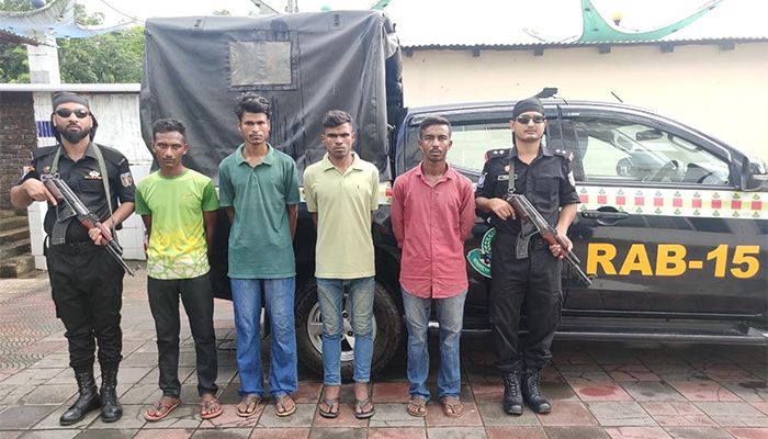 আটককৃত ডাকাত। ছবি: কক্সবাজার প্রতিনিধি