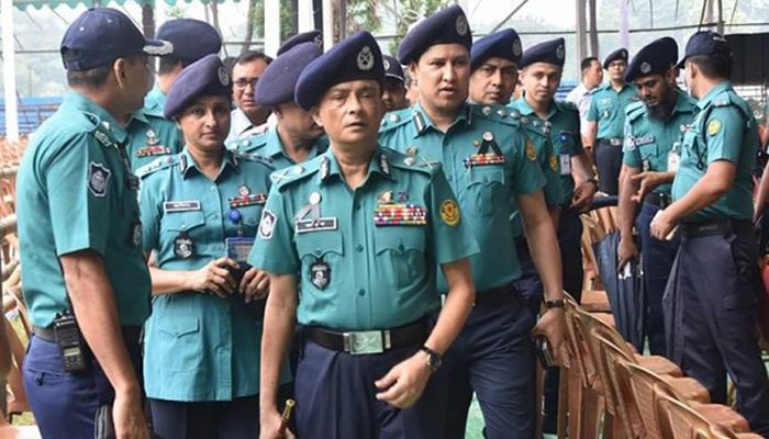 সোহরাওয়ার্দী উদ্যান পরিদর্শনে ডিএমপি কমিশনার খন্দকার গোলাম ফারুক। ছবি: সংগৃহীত 