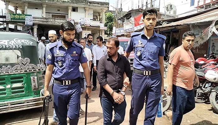 গ্রেপ্তারকৃত ভুয়া ডাক্তার। ছবি: নোয়াখালী প্রতিনিধি