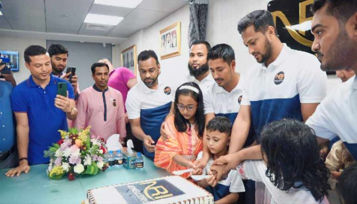 দুবাইয়ে সোনার দোকান উদ্বোধনে সাকিব-আশরাফুল, ভক্তদের মুখে ‘রিয়াদ রিয়াদ’ স্লোগান