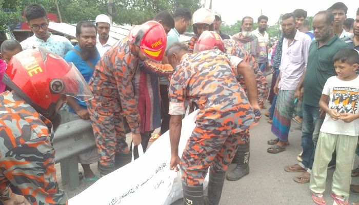 বাস চাপায় নিহতের লাশ উদ্ধার করছেন ফায়ার সার্ভিসের কর্মীরা। ছবি: বরিশাল প্রতিনিধি