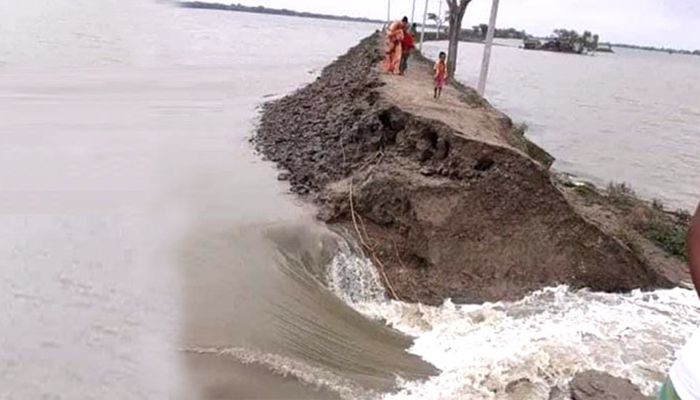 ত্রাণ নয়, টেকসই বেড়িবাঁধ চাই