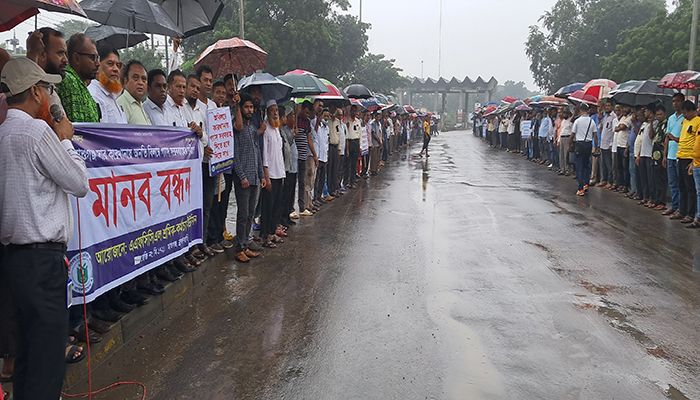 আশুগঞ্জ সার কারখানার শ্রমিকদের মানববন্ধন। ছবি: ব্রাহ্মণবাড়িয়া প্রতিনিধি