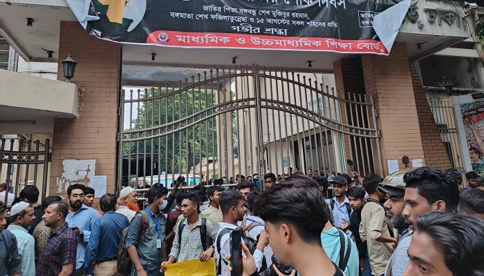এইচএসসি পরীক্ষা পেছানোর দাবিতে শিক্ষাবোর্ডের সামনে বিক্ষোভ 