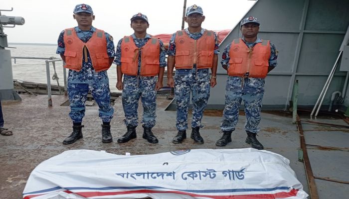 মেঘনায় নৌকা ডুবি: ১৬ ঘণ্টা পর নিখোঁজ শ্রমিকের মরদেহ উদ্ধার  