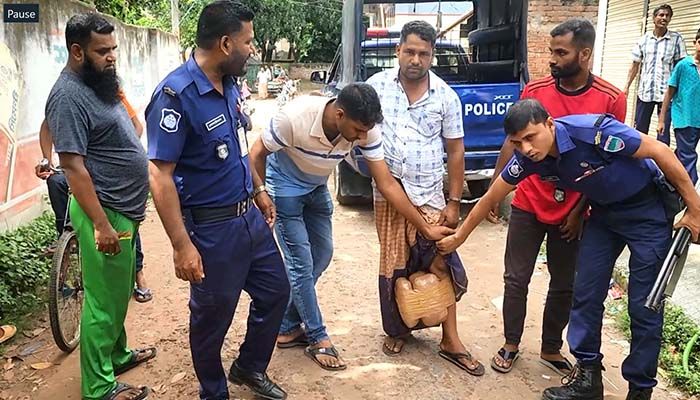 গাঁজাসহ বাবা-ছেলে আটক। ছবি: ঝিনাইদহ প্রতিনিধি