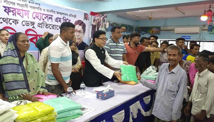 মেহেরপুরে ডেঙ্গু প্রতিরোধে মশারি বিতরণ