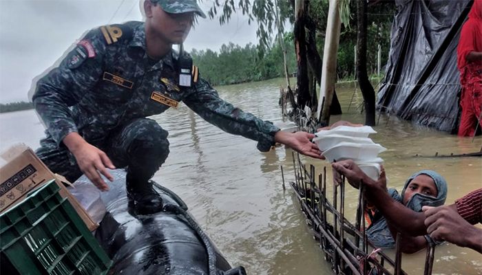 কক্সবাজারে পানিবন্দি দুর্গত মানুষের পাশে নৌবাহিনী