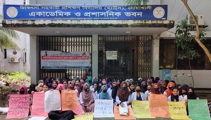 নোয়াখালীতে ৪ দফা দাবিতে ম্যাটস শিক্ষার্থীদের প্রশাসনিক ভবনে তালা