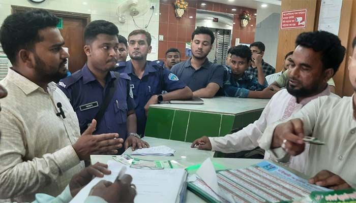 মাইজদী আধুনিক হাসপাতালে ভোক্তা অধিকার সংরক্ষণ অধিদপ্তরের অভিযান। ছবি:নোয়াখালী প্রতিনিধি
