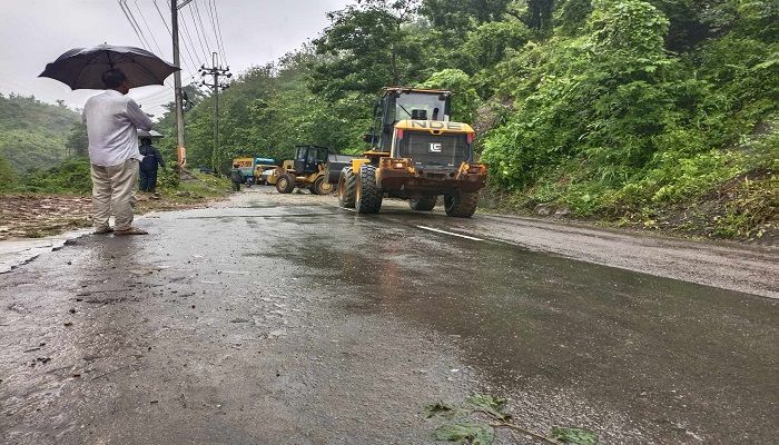 টানা বর্ষণে রাঙ্গামাটি-চট্টগ্রাম মহাসড়কের বিভিন্ন স্থানে ধস