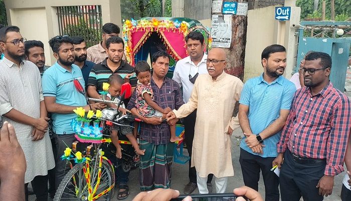 তথ্যমন্ত্রীর উপহারের রিকশা পেলেন মা হারা ২ শিশুর বাবা