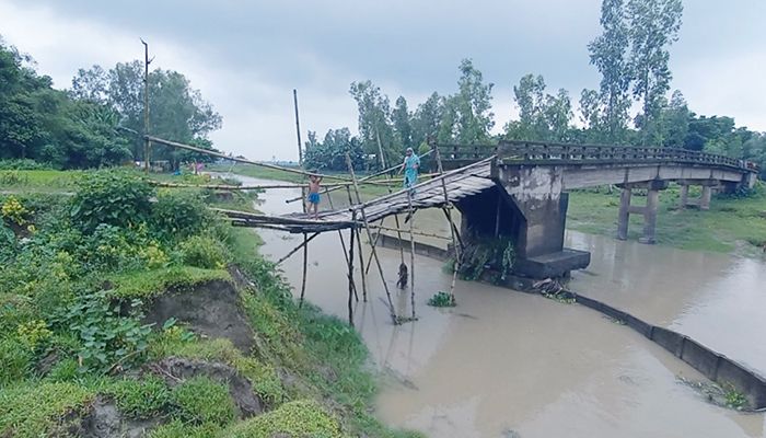 হাজারো মানুষের ভরসা কাঠের তৈরি চাং