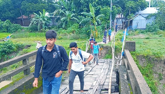 হাজারো মানুষের ভরসা কাঠের তৈরি চাং