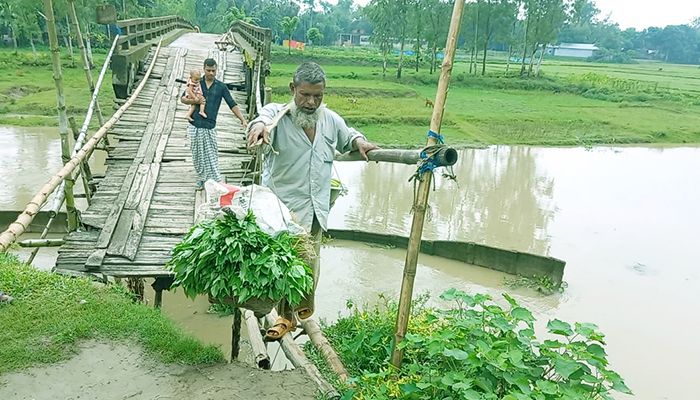 হাজারো মানুষের ভরসা কাঠের তৈরি চাং