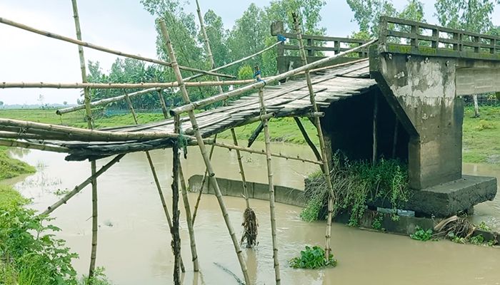 হাজারো মানুষের ভরসা কাঠের তৈরি চাং