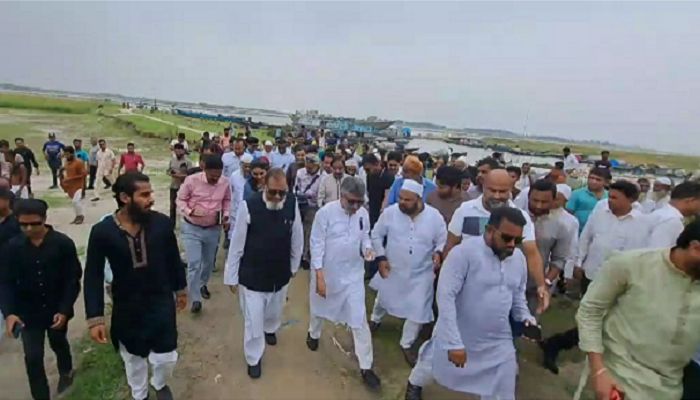 বঙ্গবন্ধুর স্ট্যাচু নির্মাণ প্রকল্প স্থান পরিদর্শনে মুক্তিযুদ্ধ বিষয়কমন্ত্রী আকম মোজাম্মেল হক। ছবি: মাদারীপুর প্রতিনিধি