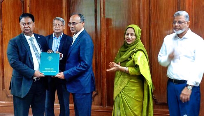 সাসটেইনেবল রেটিংয়ে পুরস্কার পেল শাহ্জালাল ইসলামী ব্যাংক