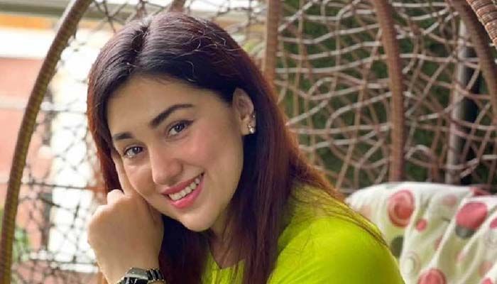রাতে গোপনে থানায় গেলেন অপু, বাড়ছে রহস্য