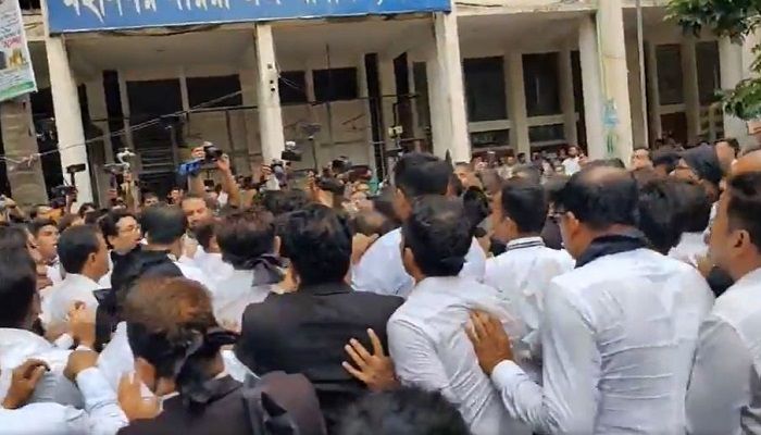 বিএনপি-আওয়ামীপন্থি আইনজীবীদের ধাক্কাধাক্কি, উত্তপ্ত আদালত