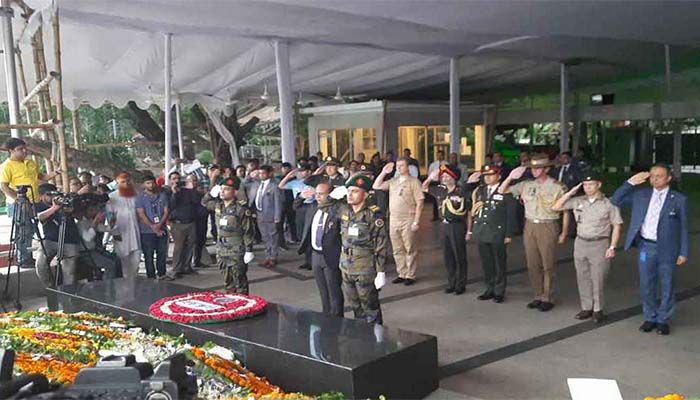 বঙ্গবন্ধুর প্রতিকৃতিতে ছয় দেশের সামরিক প্রতিনিধির শ্রদ্ধা
