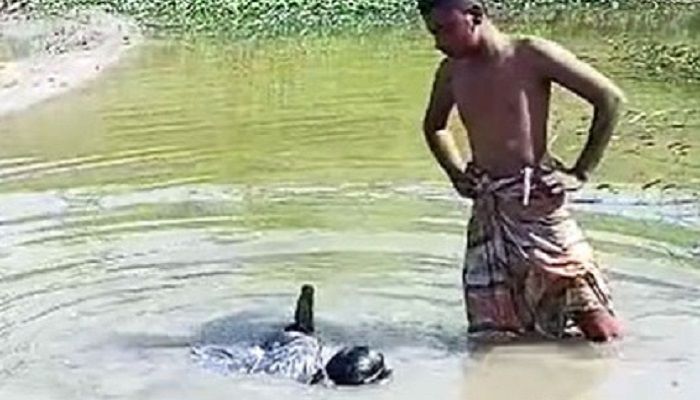 ছাত্রলীগ নেতার হাতে মধ্যযুগীয় নির্যাতনের শিকার ৪ যুবক