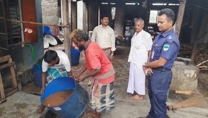 পোকামাকড় মিশ্রিত বাসি রস ও মিষ্টি ফেলে নষ্ট করা হচ্ছে। ছবি: চুয়াডাঙ্গা প্রতিনিধি