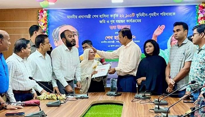 চট্টগ্রামে প্রধানমন্ত্রীর ঘর পেল ২৫ পরিবার 