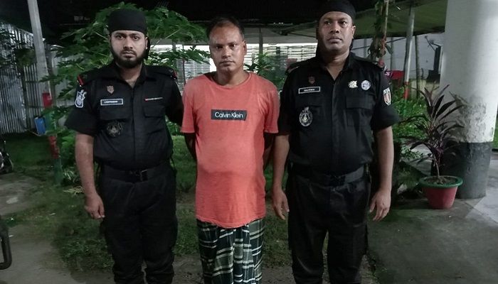 গাইবান্ধায় বিদেশি মদসহ মাদক ব্যবসায়ী গ্রেপ্তার