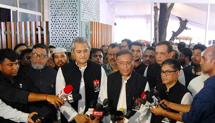 জাতীয় শোক দিবসের সকালে রাজধানীর বনানী কবরস্থানে বঙ্গবন্ধুর পরিবারের সদস্যদের কবরে শ্রদ্ধা নিবেদন শেষে গণমাধ্যমের সাথে কথা বলেন থ‍্য ও সম্প্রচারমন্ত্রী এবং আওয়ামী লীগের যুগ্ম সাধারণ সম্পাদক হাছান মাহমুদ। ছবি: সংগৃহীত