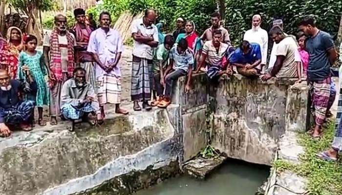  মাছ ধরতে গিয়ে স্লুইচ গেটে তিনি আটকা পড়েন নিহত যুবক। ছবি: প্রতিনিধি