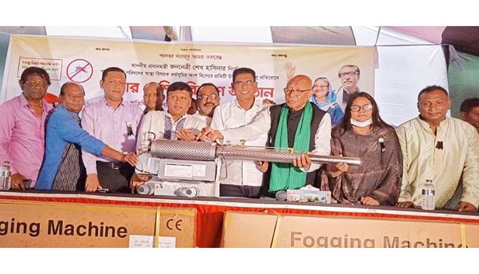 পাবনায় উপজেলা ও পৌরসভায় ফগার মেশিন বিতরণ