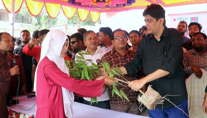 পাবনায় শিক্ষার্থীদের গাছের চারা বিতরণ