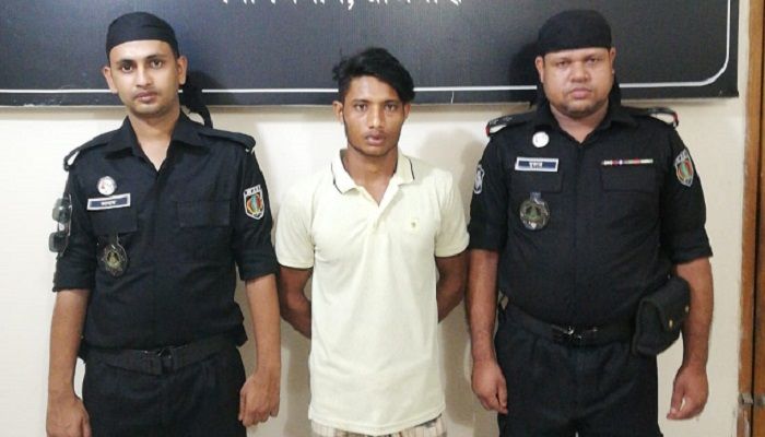 অস্ত্রসহ গ্রেপ্তারকৃত যুবক। ছবি: পুঠিয়া প্রতিনিধি