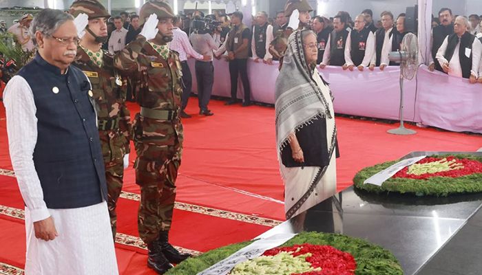 বঙ্গবন্ধুর প্রতিকৃতিতে রাষ্ট্রপতি-প্রধানমন্ত্রীর শ্রদ্ধা