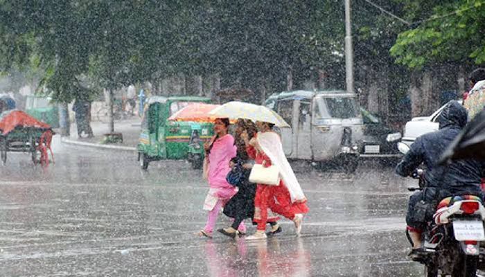 ছাতা মাথায় রাস্তা পার হচ্ছেন পথচারীরা। ফাইল ছবি