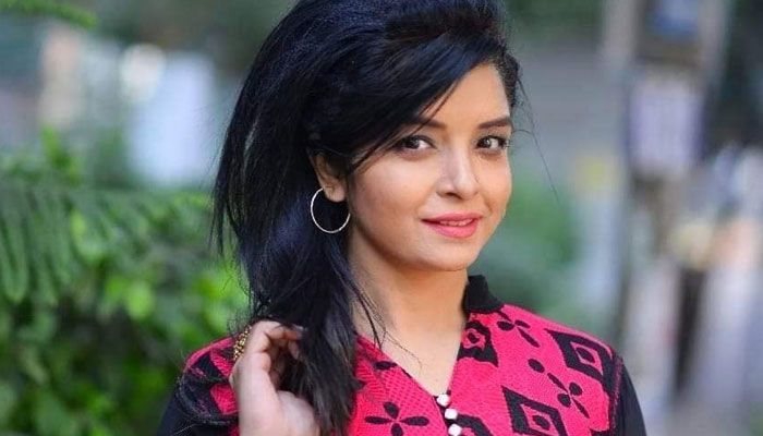 সিনেমা-ওটিটিতে এলিনা শাম্মী