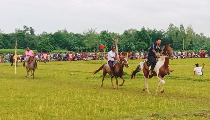 শেরপুরে ঘোড়া দৌড় প্রতিযোগিতা দেখতে জনতার ভিড়