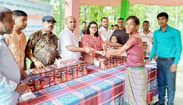 গারো পাহাড়ের বন্যহাতি তাড়াতে জগ লাইট বিতরণ
