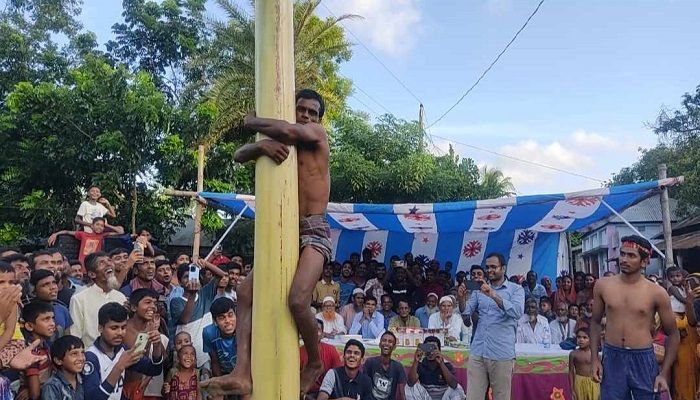গ্রাম-বাংলার ঐতিহ্যবাহী গ্রামীণ খেলা। ছবি: সিরাজগঞ্জ প্রতিনিধি