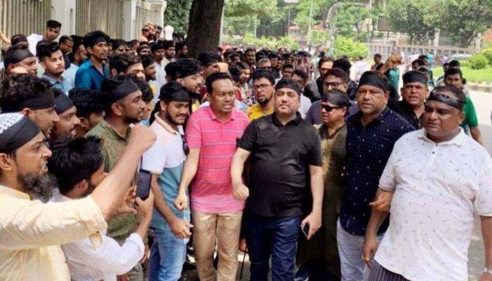 রাজপথে বিশাল শোডাউন দিলেন সম্রাট