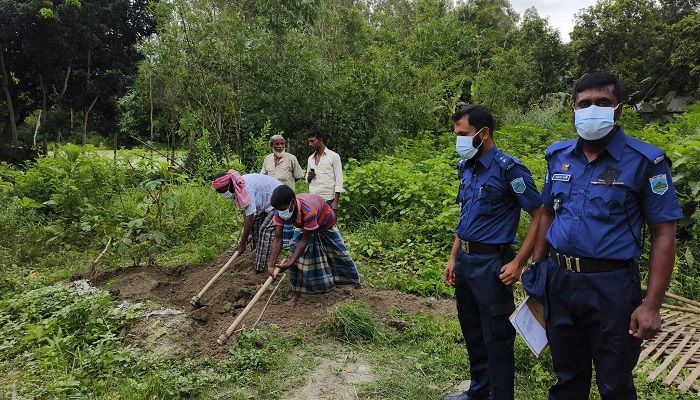 তরুণের লাশ উত্তোলন করেছে পুলিশ। ছবি: সিরাজগঞ্জ প্রতিনিধি