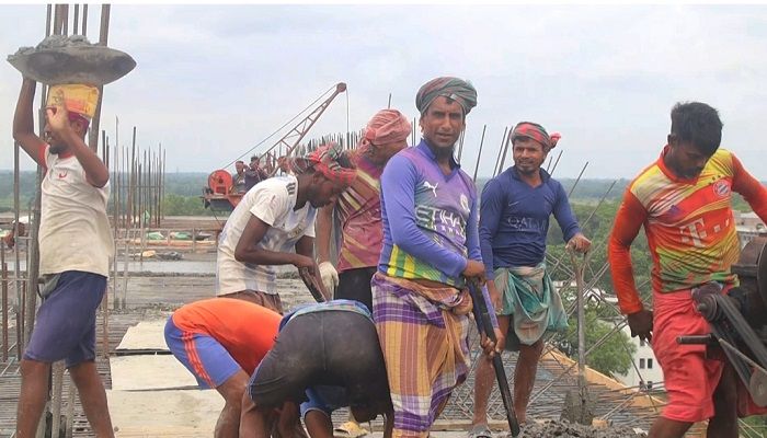 ইবিতে ঝুঁকি নিয়ে নির্মাণকাজে শ্রমিকরা
