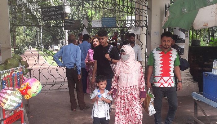 দিনে ২ ঘণ্টা বন্ধ থাকে রমনা পার্ক, ভোগান্তিতে দর্শনার্থীরা