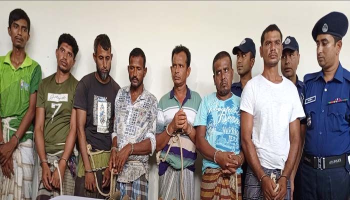 বরিশালে পুলিশ-সন্ত্রাসী বন্দুকযুদ্ধ, অস্ত্রসহ গ্রেপ্তার ৭