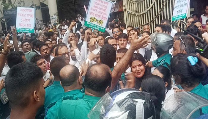 ব্যারিস্টার খোকনসহ ৬৬ আইনজীবীর বিরুদ্ধে পুলিশের মামলা