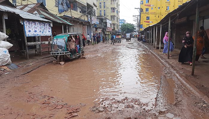সড়কে আতঙ্ক নিয়েই চলছে যানবাহন